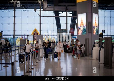 Bangkok, Thailand. 22. Juli 2023. Passagiere gehen durch die internationale Abflughalle am Flughafen Suvarnabhumi in Bangkok. Internationale Reisen am Suvarnabhumi Airport (BKK) in Bangkok, Thiland am 22. Juli 2023. Kredit: Matt Hunt/Neato/Alamy Live News Stockfoto