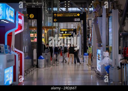 Bangkok, Thailand. 22. Juli 2023. Passagiere umarmen sich vor dem Abflug in der internationalen Abflughalle am Flughafen Suvarnabhumi in Bangkok. Internationale Reisen am Suvarnabhumi Airport (BKK) in Bangkok, Thiland am 22. Juli 2023. Kredit: Matt Hunt/Neato/Alamy Live News Stockfoto