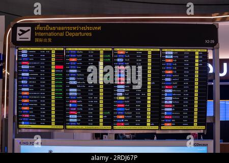 Bangkok, Thailand. 22. Juli 2023. Ein digitales Schild, auf dem die Abflugzeiten im internationalen Abflugterminal am Flughafen Suvarnabhumi in Bangkok angezeigt werden. Internationale Reisen am Suvarnabhumi Airport (BKK) in Bangkok, Thiland am 22. Juli 2023. Kredit: Matt Hunt/Neato/Alamy Live News Stockfoto