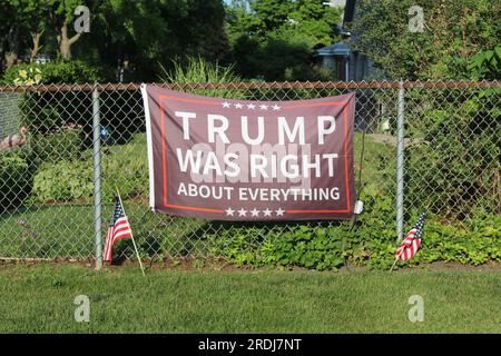 Trump hatte mit allem recht, was die Flagge eines Zauns mit üppigem grünen Hintergrund in des Plaines, Illinois, angeht Stockfoto