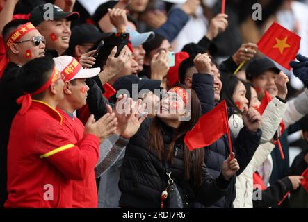 Auckland, Neuseeland. 22. Juli 2023. Fans Vietnams reagieren vor dem Spiel der Gruppe E zwischen den Vereinigten Staaten und Vietnam auf der FIFA Women's World Cup in Auckland, Neuseeland, 22. Juli 2023. Kredit: Qin Lang/Xinhua/Alamy Live News Stockfoto