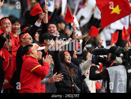Auckland, Neuseeland. 22. Juli 2023. Fans Vietnams reagieren vor dem Spiel der Gruppe E zwischen den Vereinigten Staaten und Vietnam auf der FIFA Women's World Cup in Auckland, Neuseeland, 22. Juli 2023. Kredit: Qin Lang/Xinhua/Alamy Live News Stockfoto