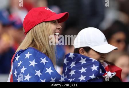 Auckland, Neuseeland. 22. Juli 2023. Fans der Vereinigten Staaten reagieren vor dem Spiel der Gruppe E zwischen den Vereinigten Staaten und Vietnam auf der FIFA Women's World Cup in Auckland, Neuseeland, 22. Juli 2023. Kredit: Qin Lang/Xinhua/Alamy Live News Stockfoto