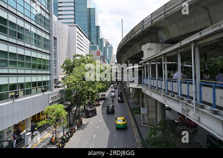 Sala Daeng ist der Name der Kreuzung und des Viertels am Anfang der Silom Road in Bangkok. Es wird von der Sala Daeng Station des B bedient Stockfoto