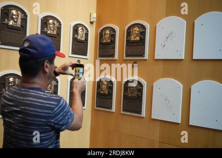 Cooperstown, Usa. 21. Juli 2023. Ein Besucher der National Baseball Hall of Fame macht ein Foto von den beiden signierten Orten, an denen Scott Rolen und Fred McGriff am Freitag, den 21. Juli 2023, in Cooperstown, NY, hängen. Die beiden werden am Sonntag, den 23. Juli 2023, in die National Baseball Hall of Fame aufgenommen. Foto: Bill Greenblatt/UPI Credit: UPI/Alamy Live News Stockfoto