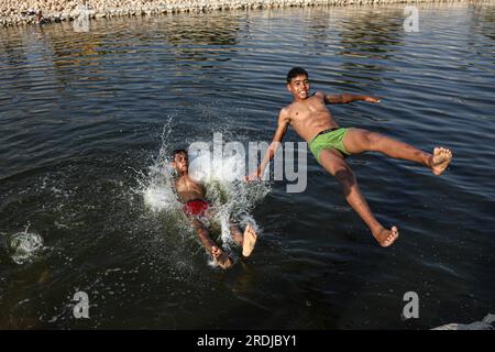 Gizeh, Ägypten. 21. Juli 2023. Jungs tauchen am 21. Juli 2023 in einen Kanal ein, um sich während einer Hitzewelle in Gizeh, Ägypten, abzukühlen. Kredit: Ahmed Gomaa/Xinhua/Alamy Live News Stockfoto