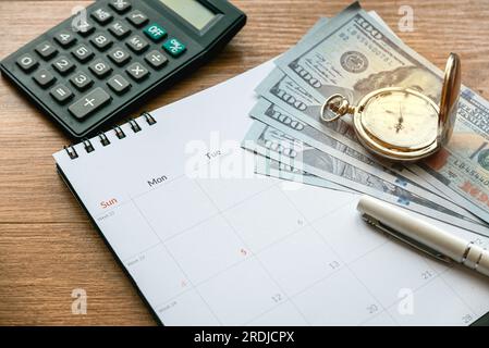 Steuerzeit und Kostenersparnis sowie Finanzplanung. Berechnung der monatlichen Ausgaben. Eintreibungsfrist für Finanzverbindlichkeiten. Geld, Kalender, Uhr und c Stockfoto