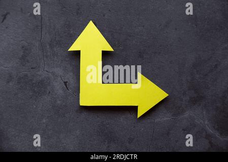 Optionen für gelbe Pfeile. Zukünftiges Leben mit einem anderen Richtungssymbol. Konzept des Geschäftserfolgs. Dunkler Boden-Hintergrund. Stockfoto