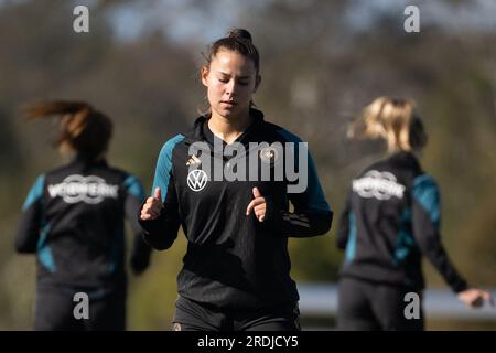 Tuggerah, Australien. 22. Juli 2023. Fußball: Weltmeisterschaft, Frauen, Training Deutschland: Lena Oberdorf wärmt sich auf. Kredit: Sebastian Christoph Gollnow/dpa/Alamy Live News Stockfoto