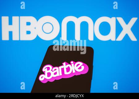 Brasilien. 21. Juli 2023. In dieser Fotoabbildung wird das Barbie der Film-Logo auf einem Smartphone mit dem HBO max Streaming-Logo im Hintergrund angezeigt. Kredit: SOPA Images Limited/Alamy Live News Stockfoto