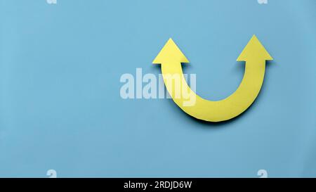 Optionen für gelbe Pfeile. Zukünftiges Leben mit einem anderen Richtungssymbol. Konzept des Geschäftserfolgs. Banner mit Kopierbereich. Stockfoto