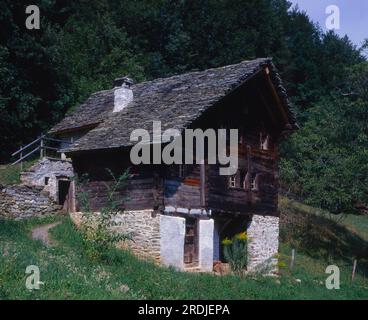 Berghaus von Primadengo (Tessin) im Freilichtmuseum Ballenberg bei Brienz/Schweiz (Kanton Bern) Stockfoto