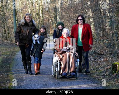 Urgroßmutter mit Tochter, 4 Generationen, 95 Jahre alte allte Frau im Rollstuhl mit Nachkommen Stockfoto