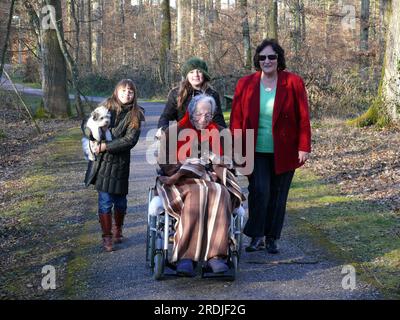 Urgroßmutter mit Tochter, 3 Generationen, 95 Jahre alte allte Frau im Rollstuhl mit Nachkommen Stockfoto