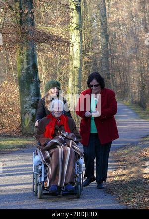 Urgroßmutter mit Tochter, 3 Generationen, 95 Jahre alte allte Frau im Rollstuhl mit Nachkommen Stockfoto