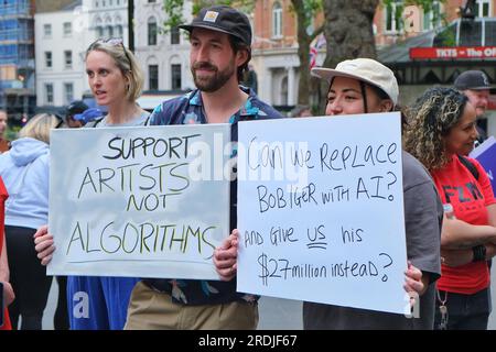 London, Großbritannien. 21. Juli 2023. An einer von Acting Union Equity organisierten Kundgebung nahmen Hunderte von Mitgliedern und A-List-Stars Teil, die sich mit eindrucksvollen Sag-Aftra-Kollegen solidarisch äußerten, die letzte Woche wegen des Gehalts und des Einsatzes künstlicher Intelligenz in der Branche abgehauen sind. Kredit: Elfte Stunde Fotografie/Alamy Live News Stockfoto