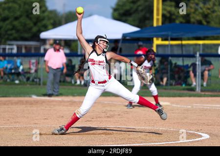 Bloomsburg, Usa. 21. Juli 2023. Williamsports Lucia Montoya (7) schlägt gegen Central Columbia im Pennsylvania Little League Softball Section 3 9-11 Jahre altem Meisterschaftsspiel in Bloomsburg, Pa, am Freitag, den 21. Juli 2023. Williamsport gewann 13-1 für den Aufstieg zum Staatsturnier. (Foto: Paul Weaver/Sipa USA) Guthaben: SIPA USA/Alamy Live News Stockfoto