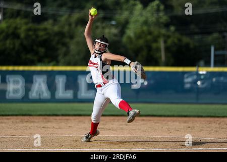 Bloomsburg, Usa. 21. Juli 2023. Williamsports Lucia Montoya (7) schlägt gegen Central Columbia im Pennsylvania Little League Softball Section 3 9-11 Jahre altem Meisterschaftsspiel in Bloomsburg, Pa, am Freitag, den 21. Juli 2023. Williamsport gewann 13-1 für den Aufstieg zum Staatsturnier. (Foto: Paul Weaver/Sipa USA) Guthaben: SIPA USA/Alamy Live News Stockfoto