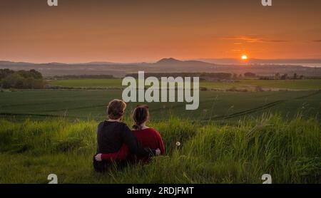 25. Mai 2023 Wetter, Sonnenuntergang über Edinburgh, Schottland Fordel, Dalkeith, Midlothian, Schottland. Am Ende eines schönen frühen Sommernachtages in Schottland, Stockfoto