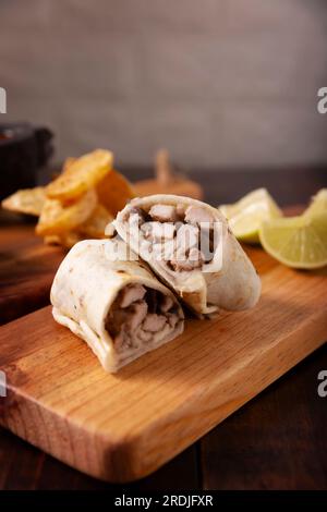 Burrito. Tortilla mit Weizenmehl in Umhüllung, kann mit verschiedenen Zutaten wie Rührei oder Hackfleisch, Bohnen und Gemüse gefüllt werden, ein sehr gutes Popu Stockfoto