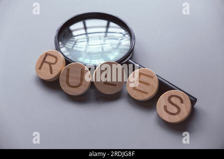 Ein hölzernes Alphabet von Wörtern beherrscht eine Lupe. Stockfoto