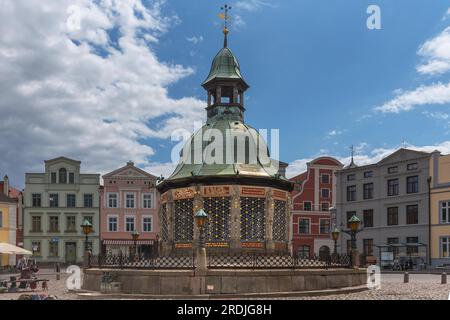 Wasserkunst auf dem Marktplatz, erbaut zwischen 1579 und 1602 im Stil der niederländischen Renaissance, Wismar, Mecklenburg-Vorpommern, Deutschland Stockfoto