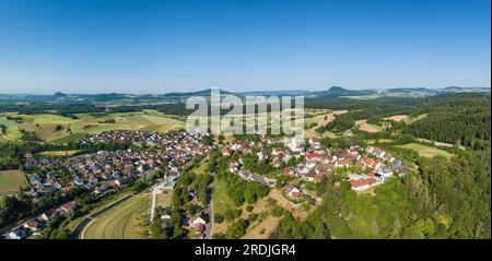 Luftpanorama der Stadt Aach im Hegau mit dem Hegauberge-Gebirge am Horizont, Bezirk Konstanz, Baden-Württemberg, Deutschland Stockfoto