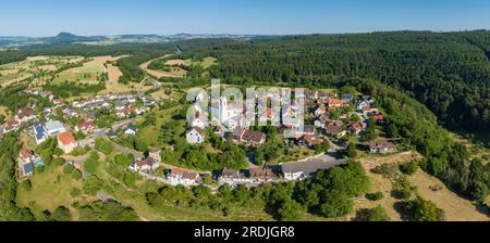 Luftpanorama der Stadt Aach im Hegau mit dem Hegauberge-Gebirge am Horizont, Bezirk Konstanz, Baden-Württemberg, Deutschland Stockfoto