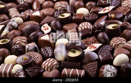 Verschiedene Trüffel und Schokoladenbonbons, süßer Nachtisch-Hintergrund Stockfoto