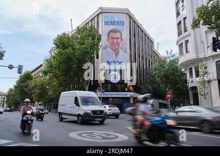 Madrid. 21. Juli 2023. Dieses Foto wurde am 21. Juli 2023 aufgenommen und zeigt eine Werbung von Alberto Nunez Feijoo, dem Kandidaten der Volkspartei (PP), am Hauptsitz von PP in Madrid, Spanien. Die Spanier werden am Sonntag in atypischen Parlamentswahlen zur Wahl gehen, die die politische Zukunft des Landes für die nächsten vier Jahre bestimmen. Kredit: Meng Dingbo/Xinhua/Alamy Live News Stockfoto