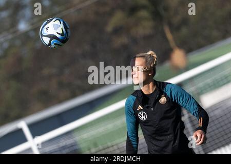 Tuggerah, Australien. 22. Juli 2023. Fußball: Weltmeisterschaft, Frauen, Training Deutschland: Torhüter Merle Frohms wärmt sich mit einem Ball auf. Kredit: Sebastian Gollnow/dpa/Alamy Live News Stockfoto