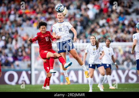 Auckland, Auckland, Neuseeland. 22. Juli 2023. US-Mittelfeldspieler LINDSEY HORAN #10 holt sich gemeinsam mit Vietnam-Verteidiger Tran THI HAI LINH #10 in der zweiten Hälfte des FIFA WomenÃs World Cup Group E-Spiels 2023 im Eden Park Stadium in Auckland, Neuseeland, den Titel. Die Vereinigten Staaten gewannen das Spiel mit einem Ergebnis von 3 bis 0. (Kreditbild: © Ira L. Black/ZUMA Press Wire) NUR REDAKTIONELLE VERWENDUNG! Nicht für den kommerziellen GEBRAUCH! Stockfoto