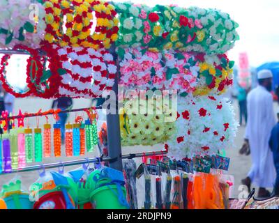 Bunte Papierblumen Kränze Kunsthandwerk Rot Blau Pink Gelb Cox's Bazar Stockfoto