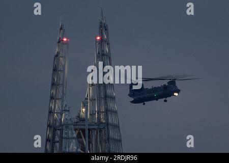 London, Großbritannien. 22. Juli 2023. Ein Boeing CH-47 Chinook Hubschrauber passiert die Spitze des Shard Wolkenkratzers am Samstagmorgen. Kredit: Guy Corbishley/Alamy Live News Stockfoto