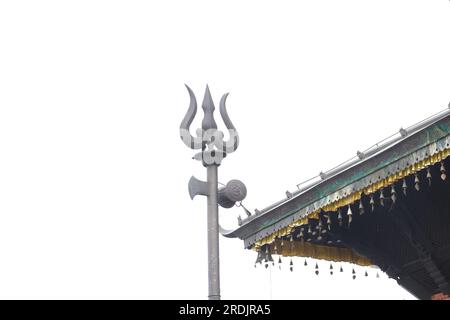 Waffe von Lord Shiva - Dreizack mit klarem Himmelshintergrund symbolisiert die Kontrolle des Geistes. Stockfoto