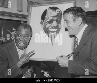 28. Oktober 1970 - London, England, Großbritannien - King of Jazz Trompetenspieler LOUIS „Satchmo“ ARMSTRONG mit der amerikanischen Sängerin TONY BENNETT. Tony präsentierte ein Porträt von Louis im Savoy. (Kreditbild: © Keystone Press Agency/ZUMA Press Wire) NUR REDAKTIONELLE VERWENDUNG! Nicht für den kommerziellen GEBRAUCH! Stockfoto