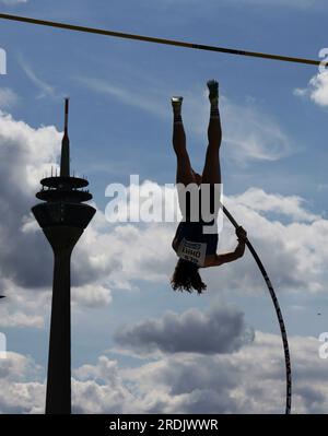 Düsseldorf, Deutschland. 06. Juli 2023. firo : 6. Juli 2023, 18 verschiedene Sportarten, das Finale 2023 Rhein-Ruhr, Leichtathletik, Frauen Stabhochsprung, DM, Deutsche Meisterschaft 2023, General, Silhouette, Rheinturm Düsseldorf, Janne OHRT/dpa/Alamy Live News Stockfoto