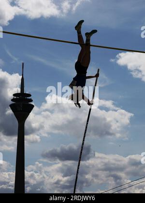 Düsseldorf, Deutschland. 06. Juli 2023. firo : 6. Juli 2023, 18 verschiedene Sportarten, das Finale 2023 Rhein-Ruhr, Leichtathletik, Damenstube, DM, Deutsche Meisterschaft 2023, General, Silhouette, Rheinturm Düsseldorf, Janne OHRT/dpa/Alamy Live News Stockfoto