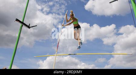 Düsseldorf, Deutschland. 06. Juli 2023. firo: 6. Juli 2023, 18 verschiedene Sportarten, das Finale 2023 Rhein-Ruhr, Leichtathletik, Frauen Stabhochsprung, DM, Deutsche Meisterschaft 2023, Friedelinde PETERSHOFEN, Crossbar kaputt, Trouble Credit: dpa/Alamy Live News Stockfoto