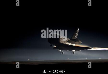 Das Space Shuttle Atlantis der NASA landet auf Runway 15 in der Shuttle Landing Facility des Kennedy Space Center zum letzten Mal am Donnerstag, den 21. Juli 2011 in Cape Canaveral, Brevard County, FL, USA. STS-135 war die letzte Mission für den Atlantis-Orbiter und das 30 Jahre alte Space Shuttle-Programm. (APEX MediaWire Foto von Kim Shiflett/NASA) Stockfoto