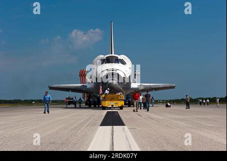 NASA-Mitarbeiter schleppen das Space Shuttle Atlantis von der Shuttle Landing Facility zum letzten Mal zu einer Orbiter Processing Facility im Kennedy Space Center, nachdem sie die Mission STS-135 am Donnerstag, den 21. Juli 2011 in Cape Canaveral, Brevard County, FL, USA, abgeschlossen haben. Atlantis hat insgesamt 307 Tage im Weltraum verbracht, 4.848 Mal die Erde umkreist und 125.935.769 Meilen zurückgelegt, seit er 1985 zum ersten Mal in Betrieb genommen wurde. (APEX MediaWire Foto von Kim Shiflett/NASA) Stockfoto