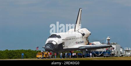 NASA-Mitarbeiter schleppen das Space Shuttle Atlantis von der Shuttle Landing Facility zum letzten Mal zu einer Orbiter Processing Facility im Kennedy Space Center, nachdem sie die Mission STS-135 am Donnerstag, den 21. Juli 2011 in Cape Canaveral, Brevard County, FL, USA, abgeschlossen haben. Atlantis hat insgesamt 307 Tage im Weltraum verbracht, 4.848 Mal die Erde umkreist und 125.935.769 Meilen zurückgelegt, seit er 1985 zum ersten Mal in Betrieb genommen wurde. (APEX MediaWire Foto von Kim Shiflett/NASA) Stockfoto