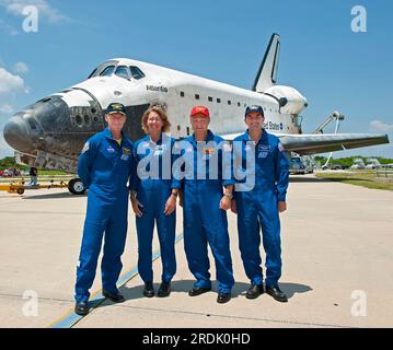 National Aeronautics and Space Administration Astronauts (von links) Commander Chris Ferguson aus Philadelphia, PA, Missionsspezialist Sandy Magnus aus Belleville, IL, Pilot Doug Hurley aus Endicott, NY, Und Missionsspezialist Rex Walheim aus Redwood City, CA, posieren für ein Gruppenfoto vor dem Space Shuttle Orbiter Atlantis nach Abschluss der Mission STS-135 am Donnerstag, 21. Juli 2011 im Kennedy Space Center in Cape Canaveral, Brevard County, FL, USA. STS-135 war die letzte Mission des 30 Jahre alten Space Shuttle-Programms der NASA. (APEX MediaWire Foto von Kim Shiflett/NASA) Stockfoto