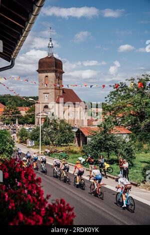 Poligny, Frankreich. 21. Juli 2023. Bild von Zac Williams/SWpix.com- 21/07/2023 - Radfahren - 2023 Tour de France - Stage 19 Moirans-en-Montagne nach Poligny (172,8km) - die Schlägerei in Stage 19. Kredit: SWpix/Alamy Live News Stockfoto