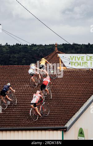 Poligny, Frankreich. 21. Juli 2023. Bild von Zac Williams/SWpix.com- 21/07/2023 - Radfahren - 2023 Tour de France - Stage 19 Moirans-en-Montagne nach Poligny (172,8km) - Szenen am Ende. Kredit: SWpix/Alamy Live News Stockfoto