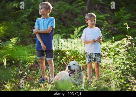 Ornhoj, Dänemark, 4. Juli 2023: Zwei Brüder gehen mit einem Hund Stockfoto