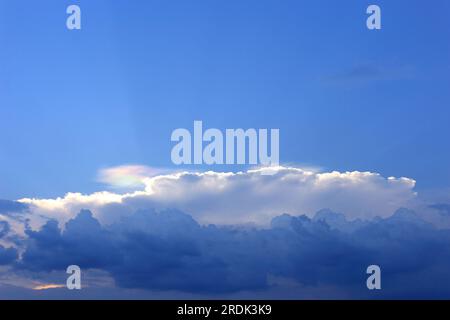 Wolken, die in wechselnden Schichten schwimmen, ähnlich wie Wasserfärbung. Stockfoto