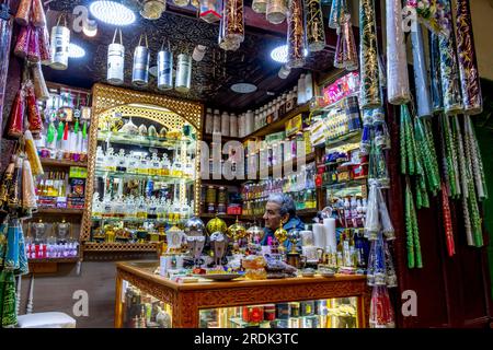 Kleinobst, Gemüse und Fleisch werden auf dem offenen Markt in der blauen Stadt Medina von Fès, Marokko, verkauft Stockfoto