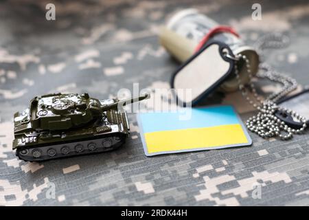 Militärische ID-Tags und Patch auf ukrainische Tarnung, Schließung kein Krieg Stockfoto