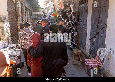 Kleinobst, Gemüse und Fleisch werden auf dem offenen Markt in der blauen Stadt Medina von Fès, Marokko, verkauft Stockfoto